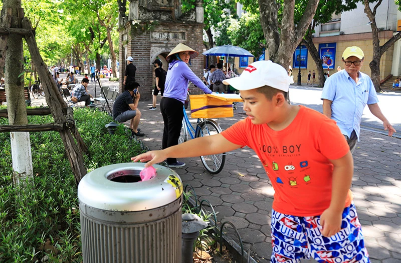 Bỏ rác vào đúng nơi qui dịnh cũng là hành vi thể hiện sự văn minh