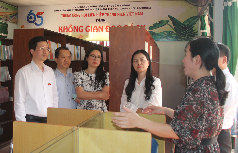 Đoàn kiểm tra nắm bắt thực tế tại thư viện Trường THPT dân tộc nội trú N’Trang Lơng. Đoàn kiểm tra nắm bắt thực tế tại thư viện Trường THPT dân tộc nội trú N’Trang Lơng.