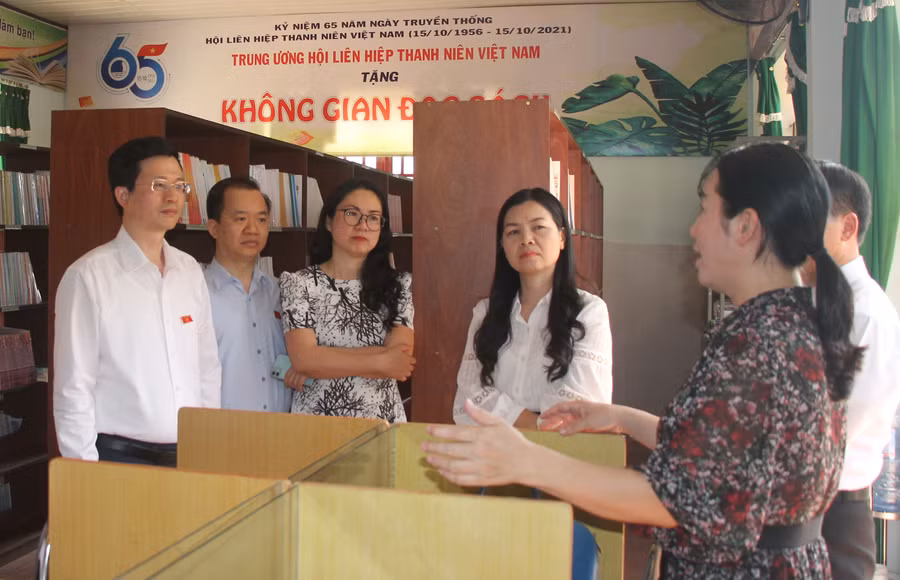 Đoàn kiểm tra nắm bắt thực tế tại thư viện Trường THPT dân tộc nội trú N’Trang Lơng.