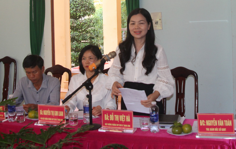 Hiệu trưởng Trường THPT dân tộc nội trú N’Trang Lơng báo cáo với đoàn giám sát. Hiệu trưởng Trường THPT dân tộc nội trú N’Trang Lơng báo cáo với đoàn giám sát.