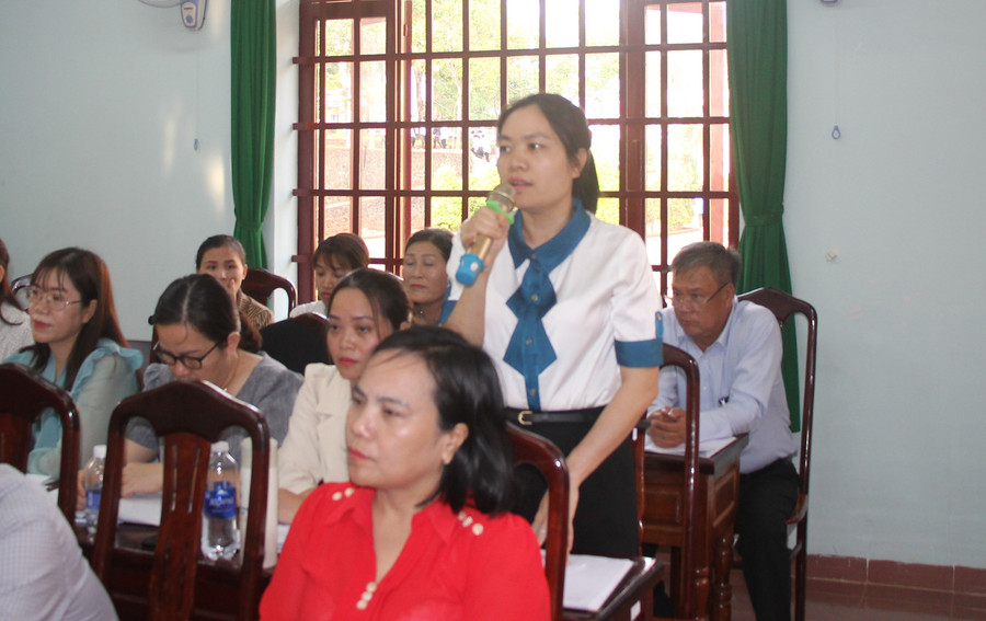 Giáo viên Trường THPT dân tộc nội trú N’Trang Lơng chia sẻ tại buổi làm việc. Giáo viên Trường THPT dân tộc nội trú N’Trang Lơng chia sẻ tại buổi làm việc.