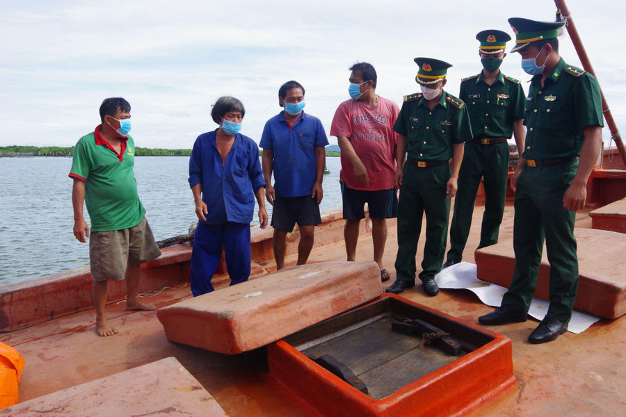 Phương tiện TG90187TS chở khoảng 30.000 lít dầu không rõ nguồn gốc.