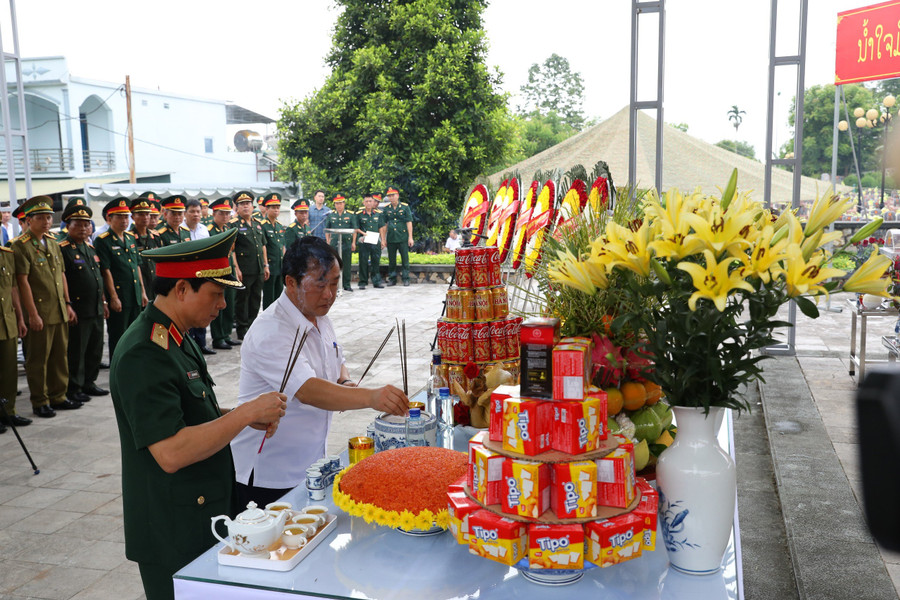 Phó Chủ tịch UBND tỉnh Điện Biên Vừ A Bằng (áo trắng) thắp hương tưởng niệm các liệt sĩ quân tình nguyện Việt Nam hy sinh tại Lào. Phó Chủ tịch UBND tỉnh Điện Biên Vừ A Bằng (áo trắng) thắp hương tưởng niệm các liệt sĩ quân tình nguyện Việt Nam hy sinh tại Lào.