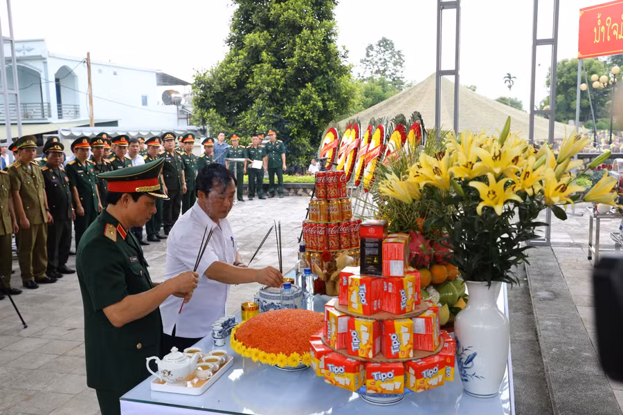 Phó Chủ tịch UBND tỉnh Điện Biên Vừ A Bằng (áo trắng) thắp hương tưởng niệm các liệt sĩ quân tình nguyện Việt Nam hy sinh tại Lào.