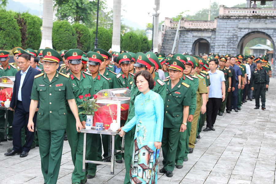 Đưa các hài cốt liệt sỹ về nơi an nghỉ cuối cùng.