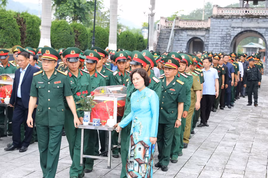 Đưa các hài cốt liệt sỹ về nơi an nghỉ cuối cùng.