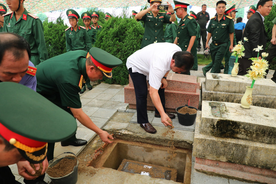 Lãnh đạo Ban chỉ đạo Quốc gia 515 (quân khu 2) và lãnh đạo tỉnh Điện Biên thực hiện nghi thức an táng hài cốt liệt sĩ. Lãnh đạo Ban chỉ đạo Quốc gia 515 (quân khu 2) và lãnh đạo tỉnh Điện Biên thực hiện nghi thức an táng hài cốt liệt sĩ.