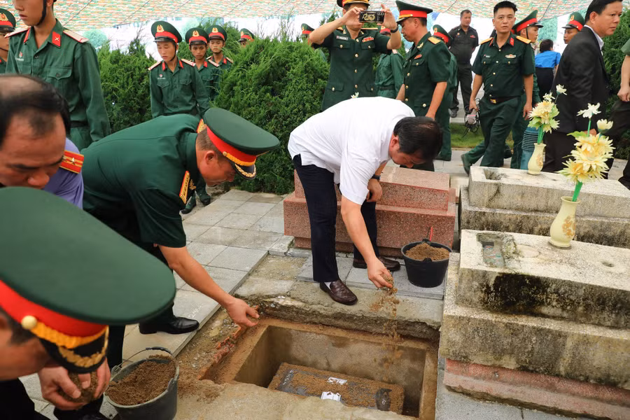 Lãnh đạo Ban chỉ đạo Quốc gia 515 (quân khu 2) và lãnh đạo tỉnh Điện Biên thực hiện nghi thức an táng hài cốt liệt sĩ.