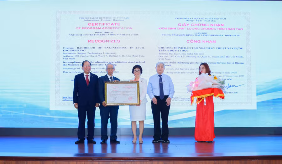 ThS Hồ Đắc Hải Miên, Phó Giám đốc Trung tâm KĐCL giáo dục ĐHQG TPHCM (thứ 3 từ trái qua) trao chứng nhận KĐCL giáo dục cho Trưởng Khoa Kỹ thuật xây dựng cùng Hiệu trưởng, Chủ tịch HĐQT STU.