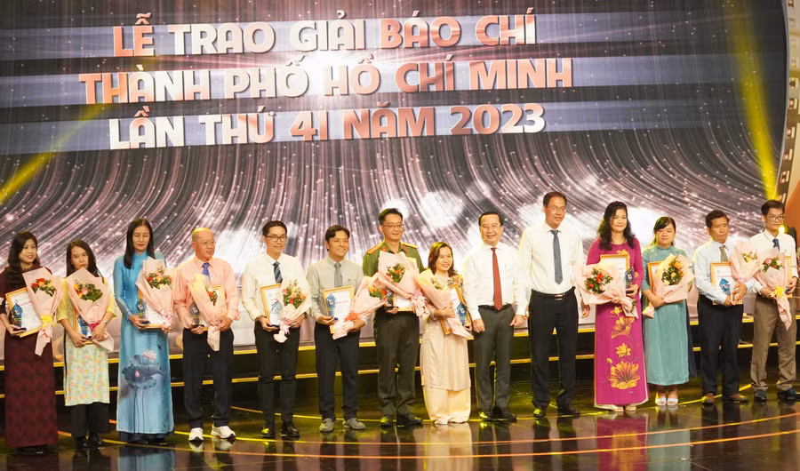 Trao giải cho các tác giả đoạt giải tại Lễ trao Giải Báo chí TPHCM lần thứ 41.