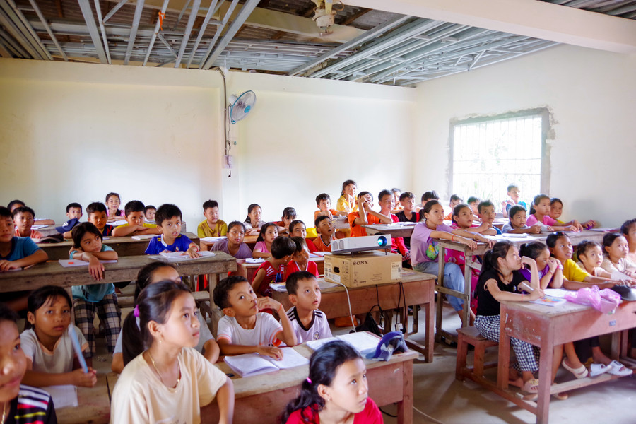 Các em học sinh chăm chú nghe giảng. Các em học sinh chăm chú nghe giảng.