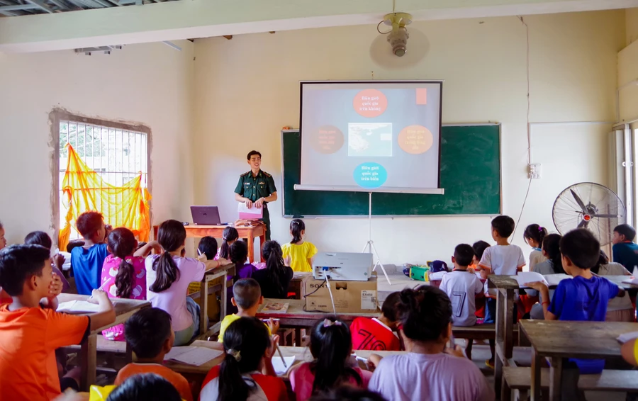 Cán bộ biên phòng tuyên truyền về chủ quyền lãnh thổ, biên giới quốc gia cho học sinh tại Chùa Tham Chu.