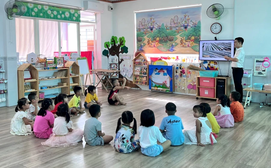 Tiết học của trẻ lớp Lá, Trường Mầm non Hoa Đào (quận 12, TPHCM).