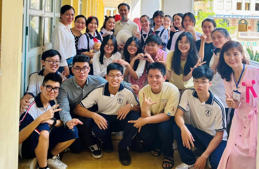 Học sinh Lớp 11CA3, Trường THPT Chuyên Trần Đại Nghĩa hào hứng tham gia.