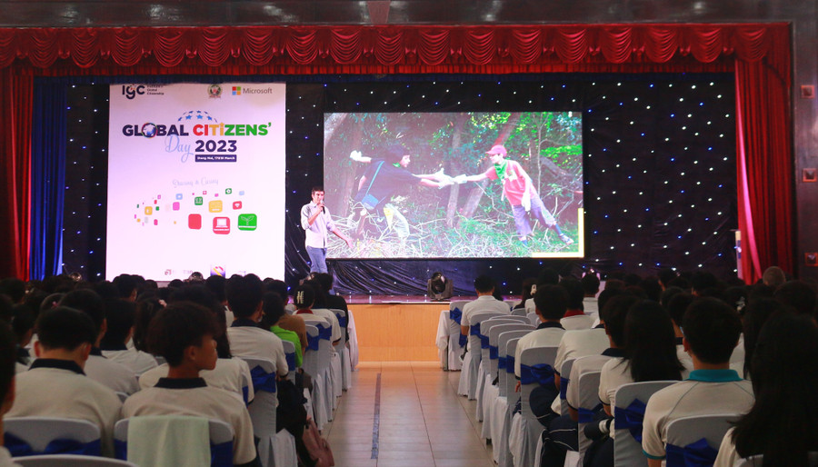 Các diễn giả trong nước và quốc tế chia sẻ nhiều chủ đề bổ ích cho học sinh và giáo viên. Các diễn giả trong nước và quốc tế chia sẻ nhiều chủ đề bổ ích cho học sinh và giáo viên.