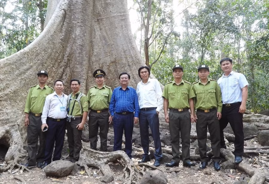 Bộ trưởng Lê Minh Hoan chụp ảnh lưu niệm cùng lãnh đạo và lực lượng kiểm lâm VQG Cát Tiên. Ảnh: Nam Sơn.