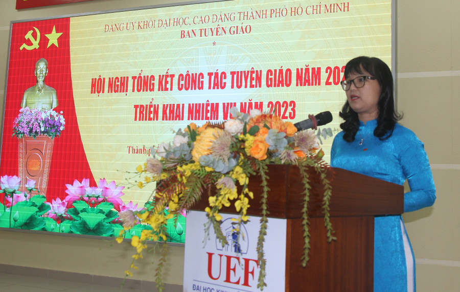 Đồng chí Đặng Thùy Khánh Vân báo cáo tại hội nghị.