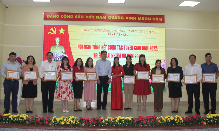 Các tập thể được nhận Giấy khen của Đảng ủy Khối Đại học, Cao đẳng TPHCM.