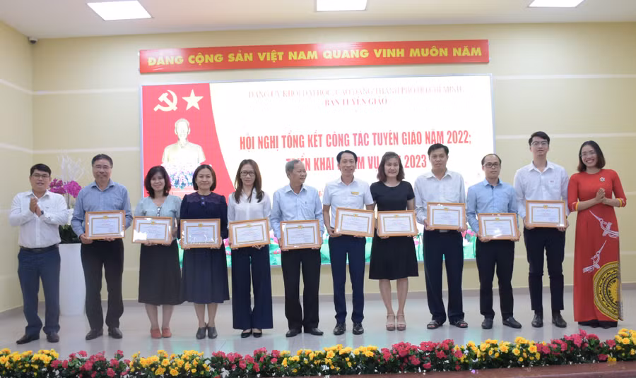 25 tập thể được Giấy khen của Đảng ủy Khối Đại học, Cao đẳng TPHCM.