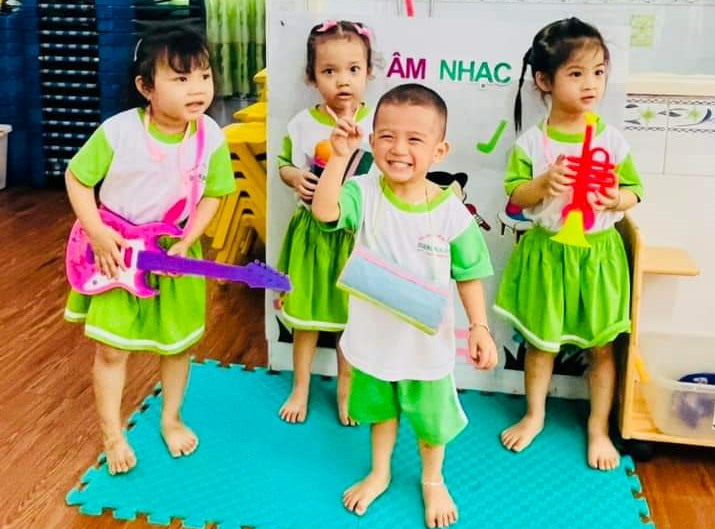 Hoạt động trải nghiệm làm ca sĩ của trẻ Trường mầm non Hương Nắng Hồng.