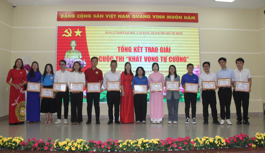 Ban tổ chức trao giải cuộc thi &quot;Khát vọng tự cường&quot;.