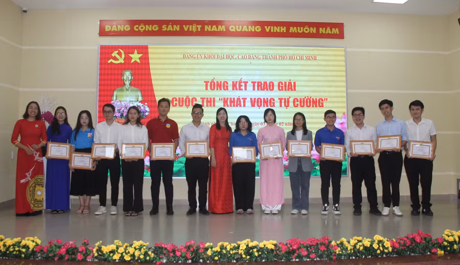 Ban tổ chức trao giải cuộc thi "Khát vọng tự cường".