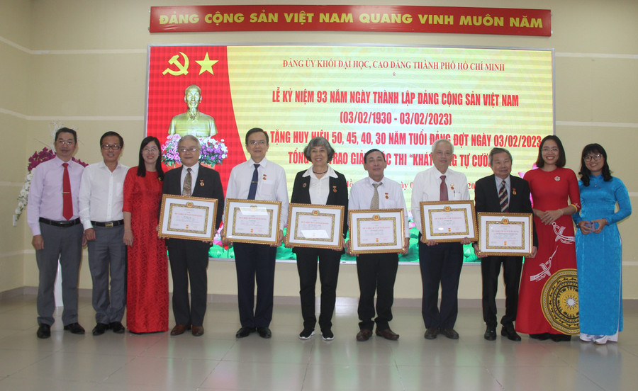 Các đại biểu chụp hình lưu niệm với các đảng viên nhận Huy hiệu 50, 45, 40 và 30 năm tuổi Đảng.