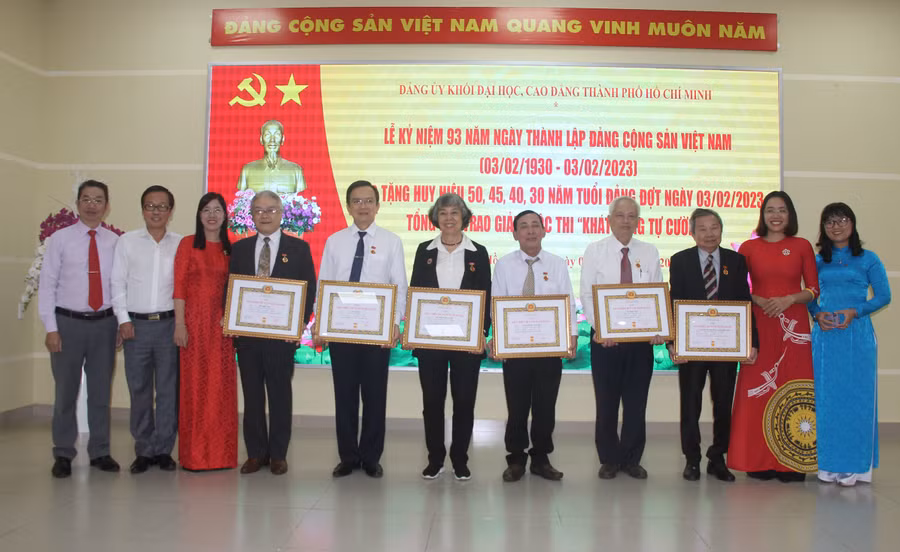 Các đại biểu chụp hình lưu niệm với các đảng viên nhận Huy hiệu 50, 45, 40 và 30 năm tuổi Đảng.