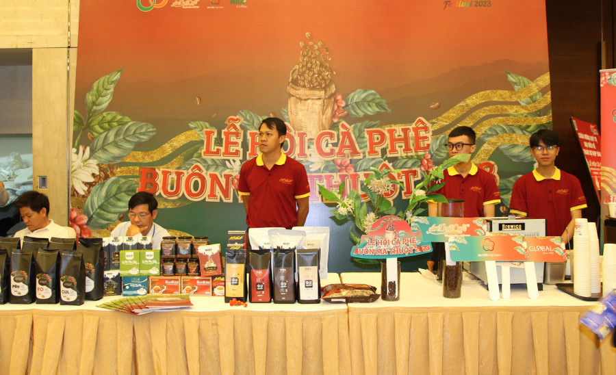 Tại buổi công bố, các đại biểu được tham quan, thưởng thức vị cà phê Buôn Ma Thuột. Tại buổi công bố, các đại biểu được tham quan, thưởng thức vị cà phê Buôn Ma Thuột.