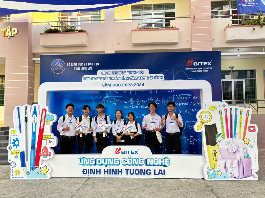 Học sinh hào hứng trải nghiệm các hoạt động. Học sinh hào hứng trải nghiệm các hoạt động.
