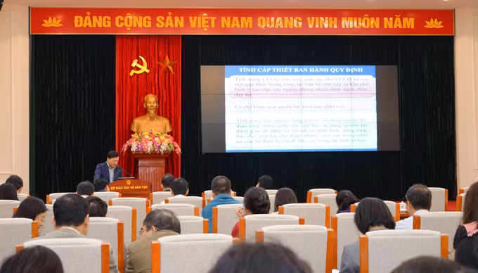 Hội nghị nghe báo cáo tại Hội nghị.