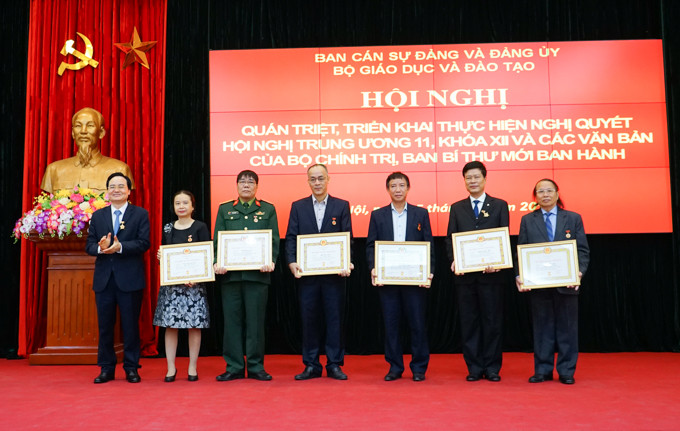 Bộ trưởng Phùng Xuân Nhạ trao Huy hiệu 30 năm, 50 năm tuổi Đảng cho các Đảng viên. Bộ trưởng Phùng Xuân Nhạ trao Huy hiệu 30 năm, 50 năm tuổi Đảng cho các Đảng viên.