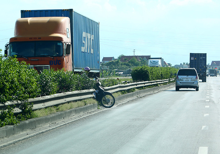 Nhiều lối mở tự phát do người dân dỡ rào để sang đường. Đây là một trong những nguyên nhân chính khiến tại nạn thường xuyên xảy ra.