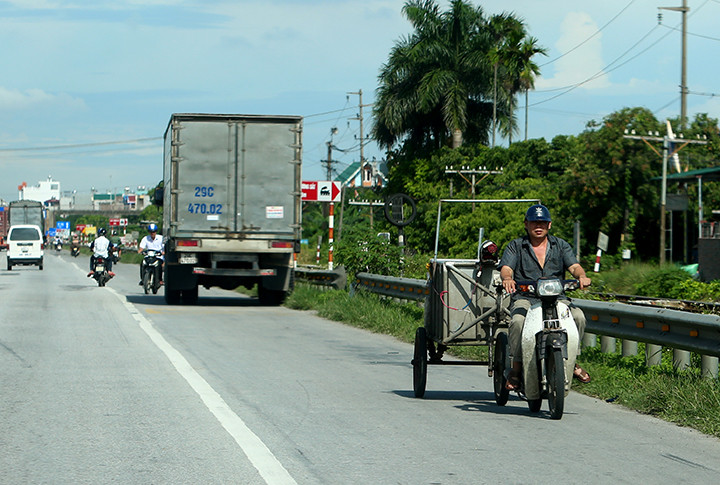 Theo ghi nhận của PV Giáo dục và Thời đại, trong chiều ngày 25/7, tình trạng xe máy đi ngược chiều diễn ra rất phổ biến đặc biệt đoạn qua tỉnh Hải Dương.