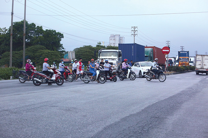 Dọc hai bên đường Quốc lộ 5 có rất nhiều nhà máy và khu dân cư. Nhiều năm nay Sở GTVT Hải Dương đã đề xuất xây đường gom và cầu vượt nhưng chưa được chấp thuận.