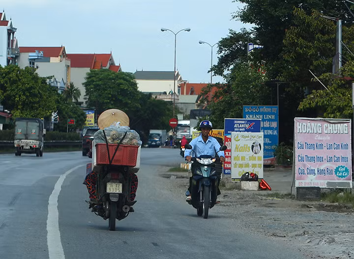 Trong khi đó, ý thức chấp hành giao thông của người dân sống 2 bên đường rất kém khiến nguy cơ xảy ra tai nạn giao thông luôn thường trực. Trong khi đó, ý thức chấp hành giao thông của người dân sống 2 bên đường rất kém khiến nguy cơ xảy ra tai nạn giao thông luôn thường trực.