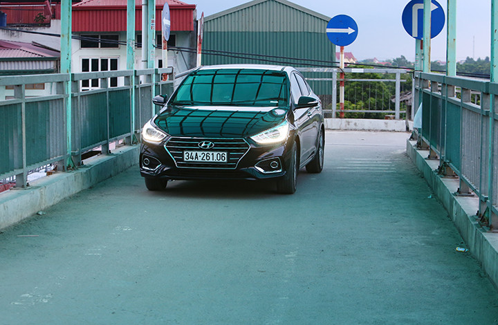 Thậm chí, còn bị sử dụng sai mục đích. Trong ảnh: Mặc dù cấm ô tô nhưng chiếc xe trên vẫn đi lên cầu vượt dành cho xe 2 bánh và người đi bộ, ảnh chụp chiều 26/7.