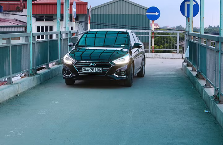 Thậm chí, còn bị sử dụng sai mục đích. Trong ảnh: Mặc dù cấm ô tô nhưng chiếc xe trên vẫn đi lên cầu vượt dành cho xe 2 bánh và người đi bộ, ảnh chụp chiều 26/7. Thậm chí, còn bị sử dụng sai mục đích. Trong ảnh: Mặc dù cấm ô tô nhưng chiếc xe trên vẫn đi lên cầu vượt dành cho xe 2 bánh và người đi bộ, ảnh chụp chiều 26/7.