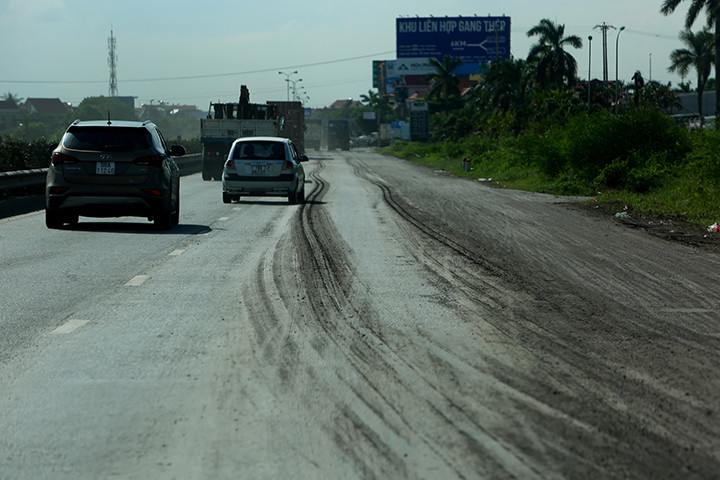 Quốc lộ 5 cũng đang rơi vào tình trạng xuống cấp nghiêm trọng khi nhiều đoạn hằn lún sâu và kéo dài.