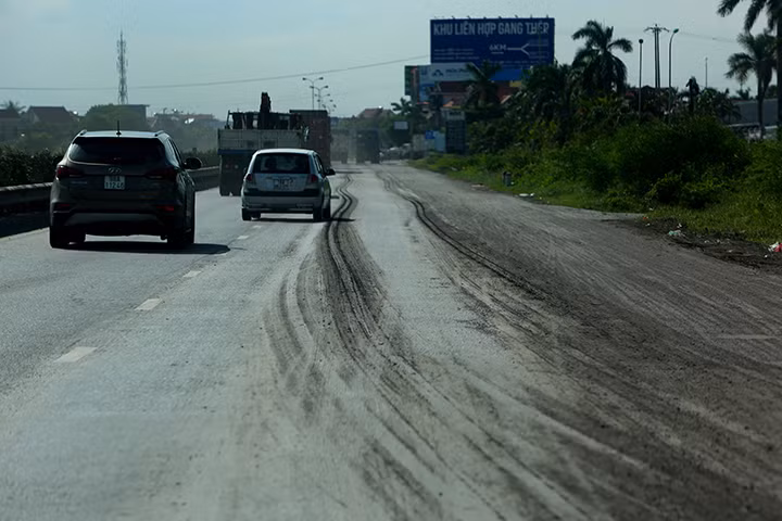 Quốc lộ 5 cũng đang rơi vào tình trạng xuống cấp nghiêm trọng khi nhiều đoạn hằn lún sâu và kéo dài.