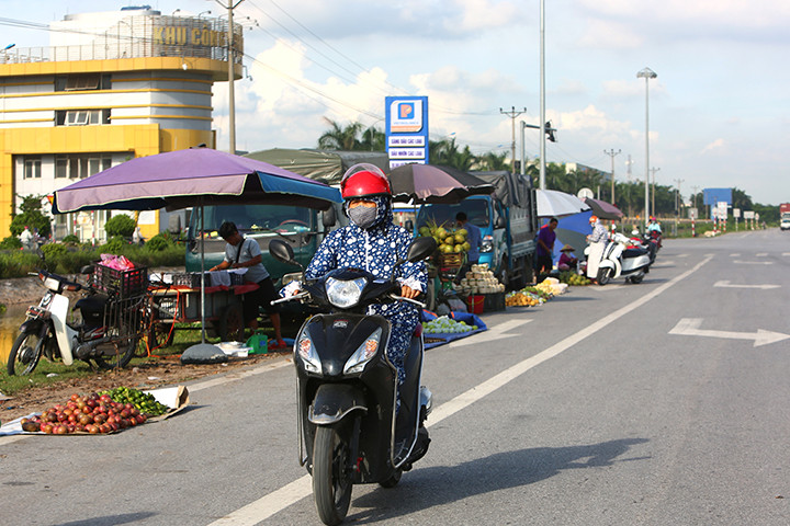 Hành lang an toàn giao thông cũng bị xâm phạm nghiêm trọng. Theo Sở Giao thông Vận tải Hải Dương, tuyến Quốc lộ 5 do Bộ GTVT quản lý nên chính quyền địa phương không đủ thẩm quyền xử lý vi phạm.