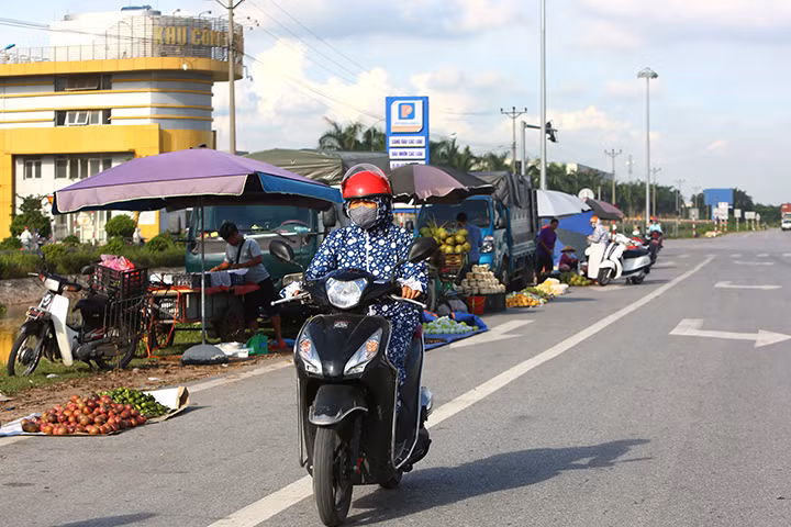 Hành lang an toàn giao thông cũng bị xâm phạm nghiêm trọng. Theo Sở Giao thông Vận tải Hải Dương, tuyến Quốc lộ 5 do Bộ GTVT quản lý nên chính quyền địa phương không đủ thẩm quyền xử lý vi phạm.