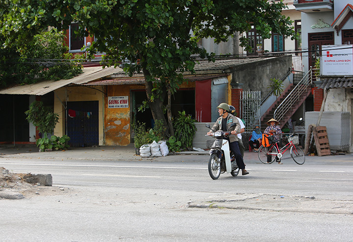 Đáng báo động hơn cả là ý thức của người dân kém khi cố tình tự phá rào, mở những lối sang đường tự phát. Trong ảnh là điểm sang đường tự phát xảy ra vụ tai nạn thương tâm khiến nhiều người tử vong tại xã Cộng Hoà (Kim Thành, Hải Dương).