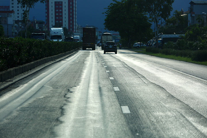 Đại diện Vidifi, đơn vị quản lý và khai thác Quốc lộ 5 cho biết, mỗi ngày có khoảng 55.000 lượt xe lưu thông trong đó chủ yếu là xe tải trọng lớn.