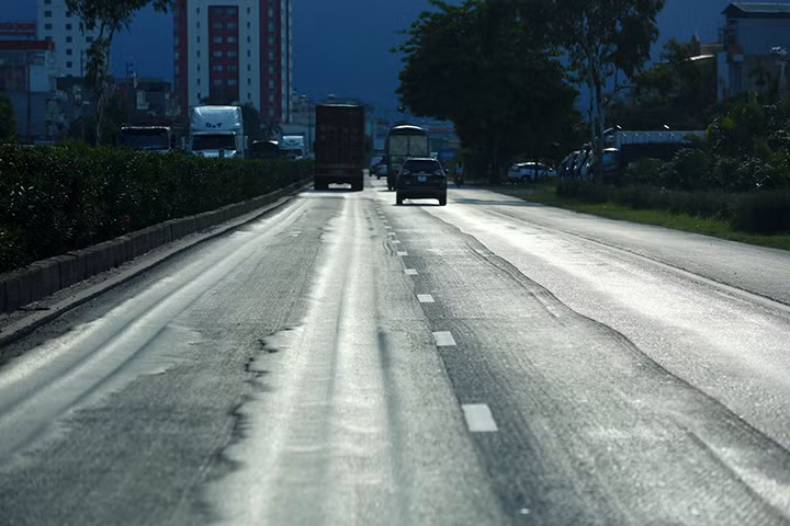 Đại diện Vidifi, đơn vị quản lý và khai thác Quốc lộ 5 cho biết, mỗi ngày có khoảng 55.000 lượt xe lưu thông trong đó chủ yếu là xe tải trọng lớn.