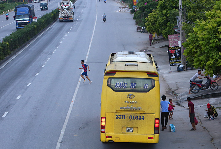 Là tuyến đường nối Hà Nội với các tỉnh Quảng Ninh, Hải Phòng, Hải Dương, Hưng Yên nên tuyến Quốc lộ 5 có rất nhiều xe khách chạy qua. Tình trạng dừng đỗ, đón trả khách trên tuyến diễn ra phổ biến.