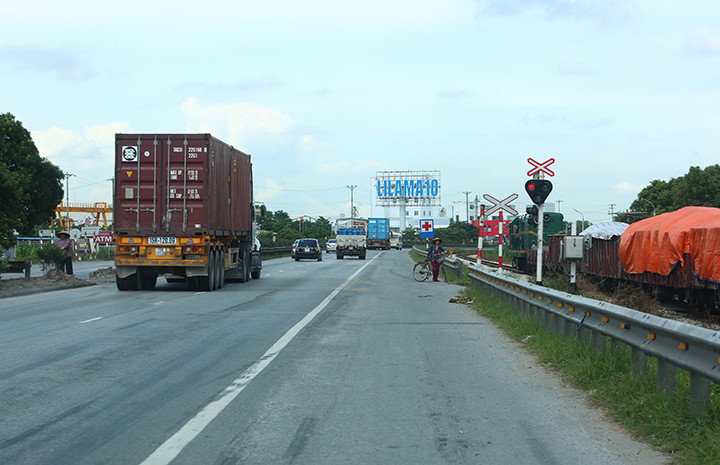 Bên cạnh đó phải kể đến tình trạng giao thông hỗn hợp với rất nhiều loại phương tiện nhưng đi chung 1 làn.