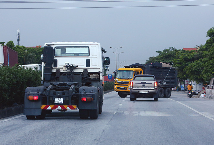 Giao thông hỗn loạn cũng là một phần nguyên nhân dẫn đến các vụ tai nạn. Trong ảnh: Xe tải ngang nhiên đi ngược chiều trên Quốc lộ 5, ảnh chụp chiều 26/7.