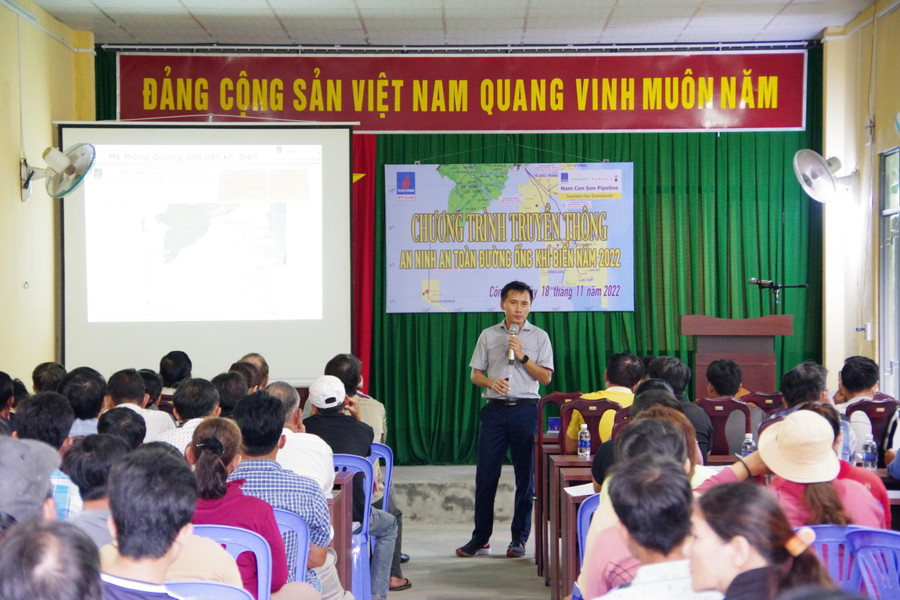 Cán bộ Công ty đường ống khí Nam Côn Sơn tuyên truyền bảo vệ an ninh, an toàn đường ống dẫn khí biển. Cán bộ Công ty đường ống khí Nam Côn Sơn tuyên truyền bảo vệ an ninh, an toàn đường ống dẫn khí biển.