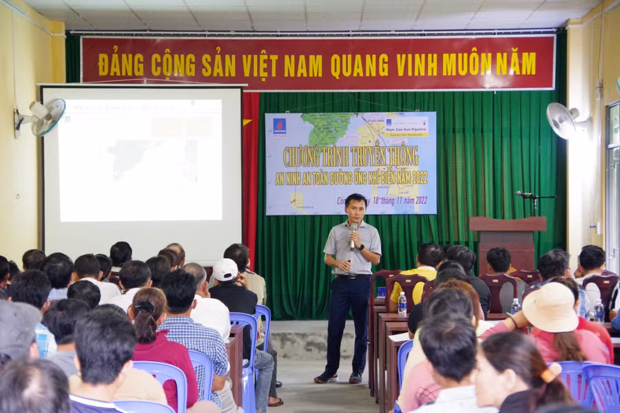 Cán bộ Công ty đường ống khí Nam Côn Sơn tuyên truyền bảo vệ an ninh, an toàn đường ống dẫn khí biển.